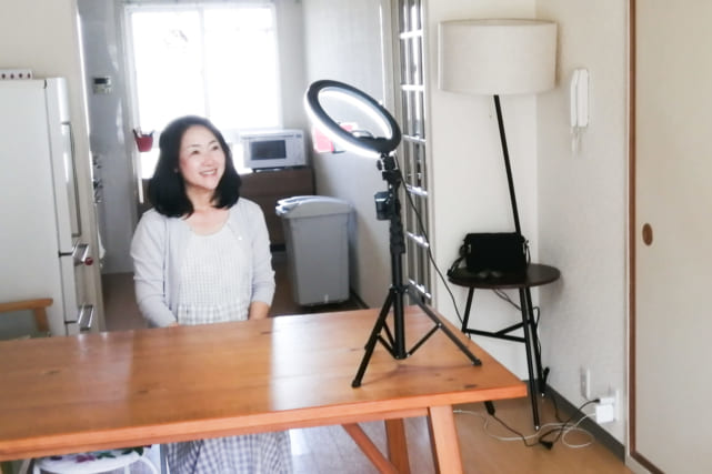 京都の賃貸マンションの自宅でYouTubeの撮影をするKeiさん