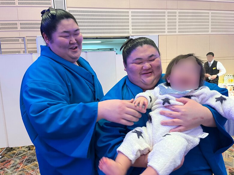 いつも力士たちに子どもをかわいがってもらっている