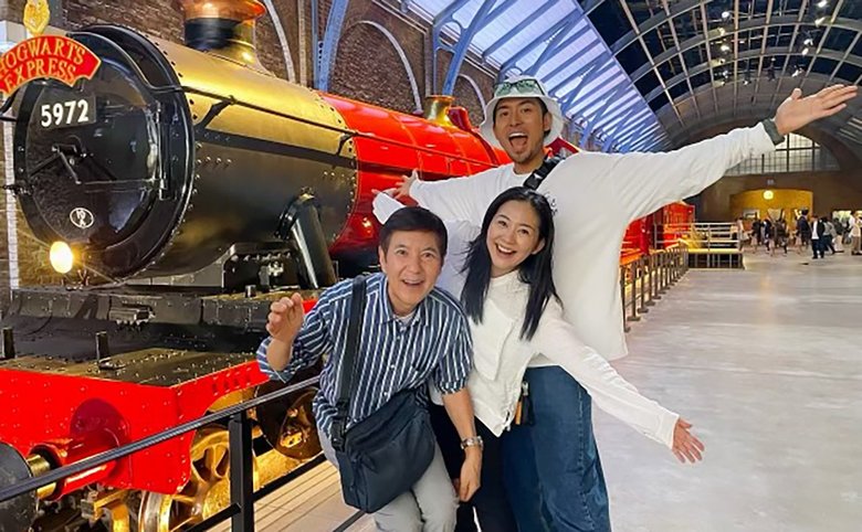 大好きなハリー・ポッターの世界を満喫！父・勤さん（左）、夫・Kさん（後ろ）と一緒に