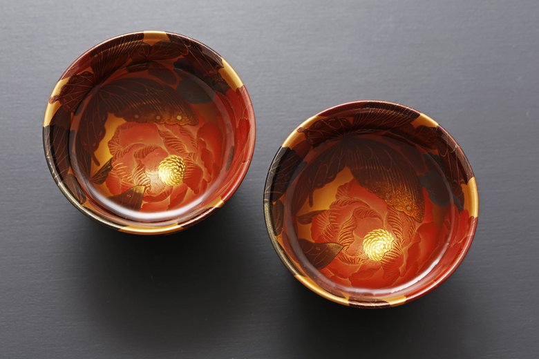 深みのある色合いで描かれたボタンの花と蝶が美しい酒器