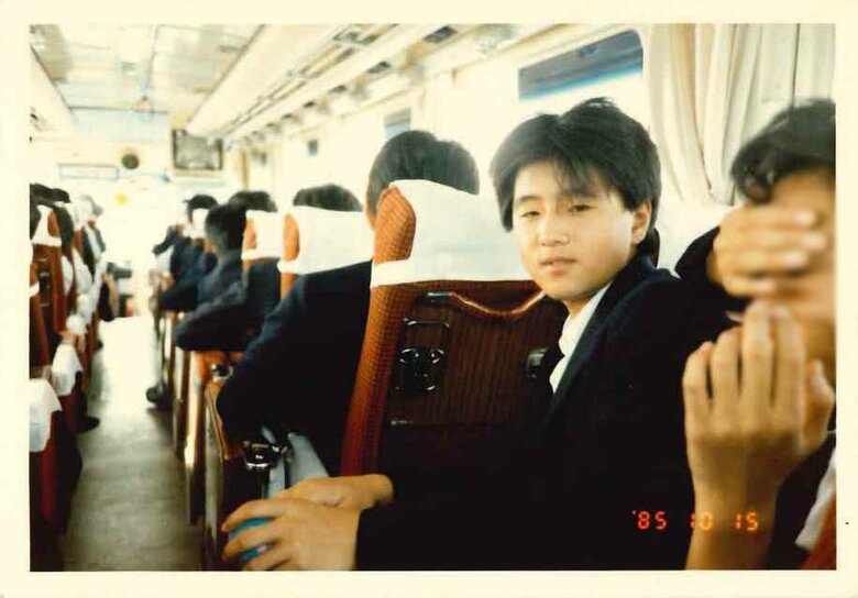 中学校の修学旅行。仲間とはしゃぐ小力さん