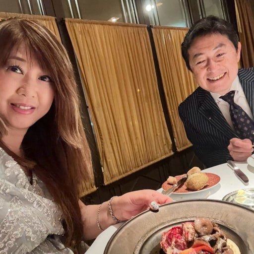 結婚記念日にディナーを楽しむ