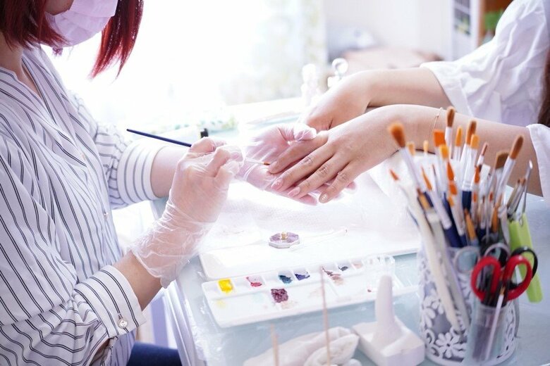 塗料を使用し、お客様に合わせて肌の色を調合する