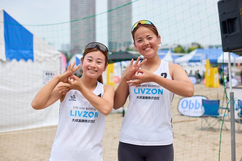 伊藤選手（写真左）とは高校時代に誘われて以来ずっとペアを組んでいる