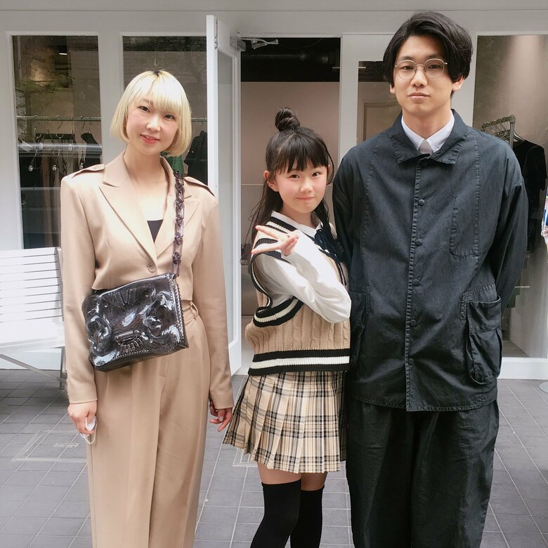 娘の中学卒業式後に家族で撮影、左からメグミさん、娘、ハズムさん