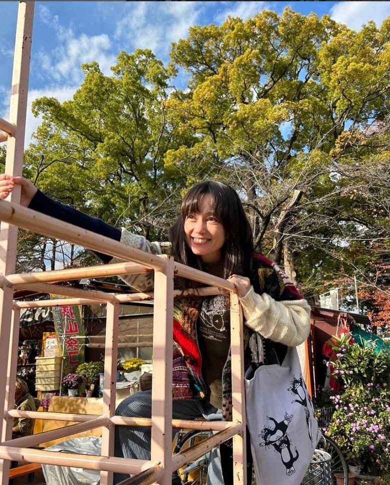 広場でくつろぐ佐伯さん