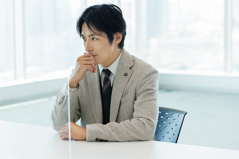 ふとした仕草や表情に誠実さや大人の色気が漂う