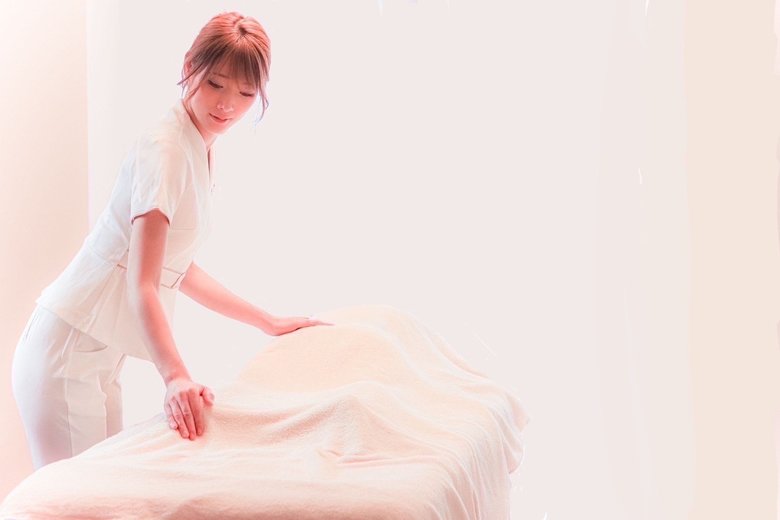 施術の準備をする赤井さん