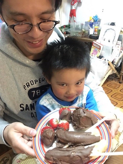 ▲こちらは、昨年のバレンタインデーでチョコバナナなどを作った息子・晴太朗。荒れ気味の仕上がりだな…。
今年は息子、女の子にチョコレートをもらえるといいんだが。