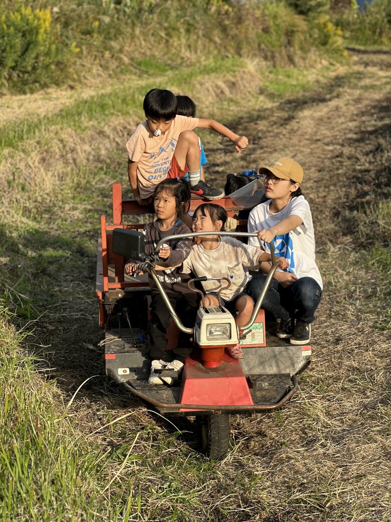 大人が見守るなか、機械に触れて関心を持つ子どもたち