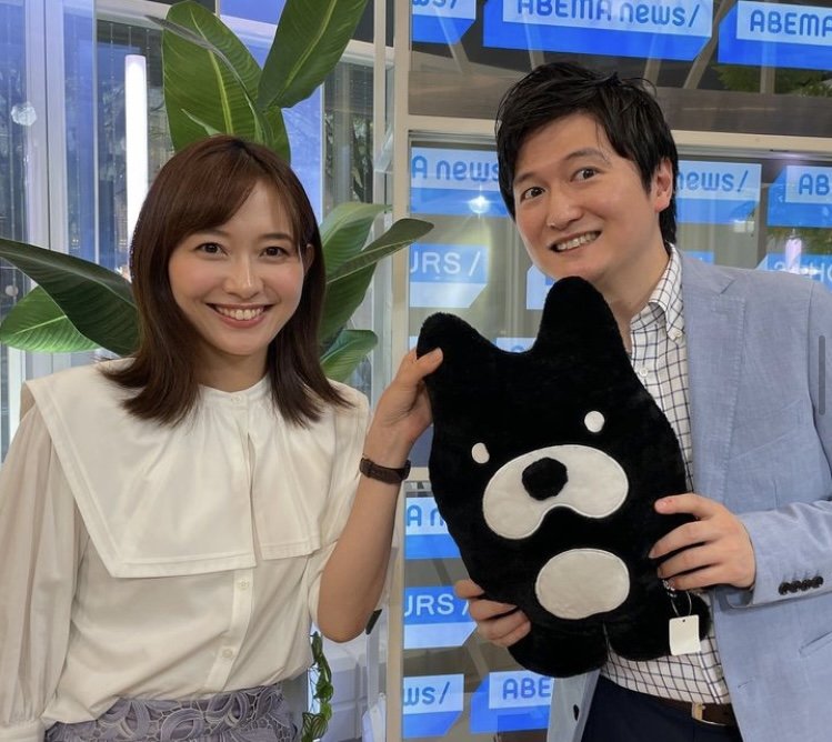 ABEMAアナウンサー・辻歩アナと「ABEMA NEWS」のスタジオで