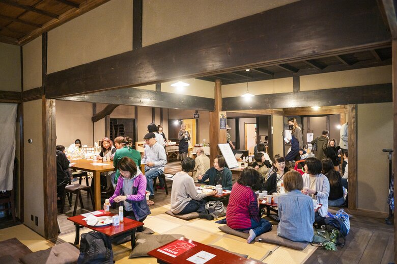 この日は雨にも関わらずカフェはたくさんの人で賑わう