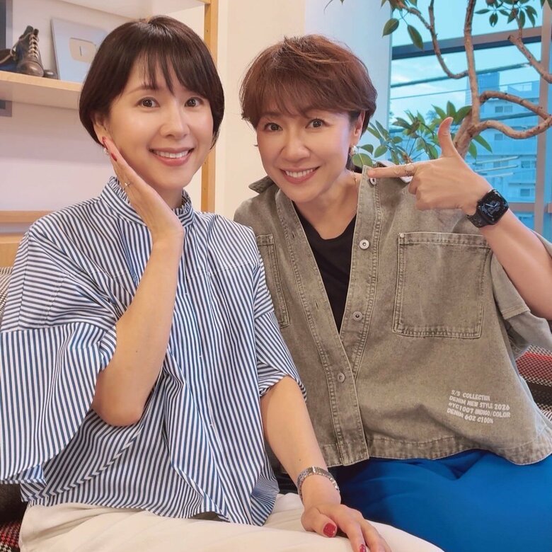 ribbonメンバーの佐藤愛子さん（左）と。32年ぶりに同じステージに立っても息はぴったり！
