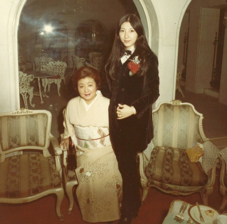 和津さん20歳の頃、母との2ショット