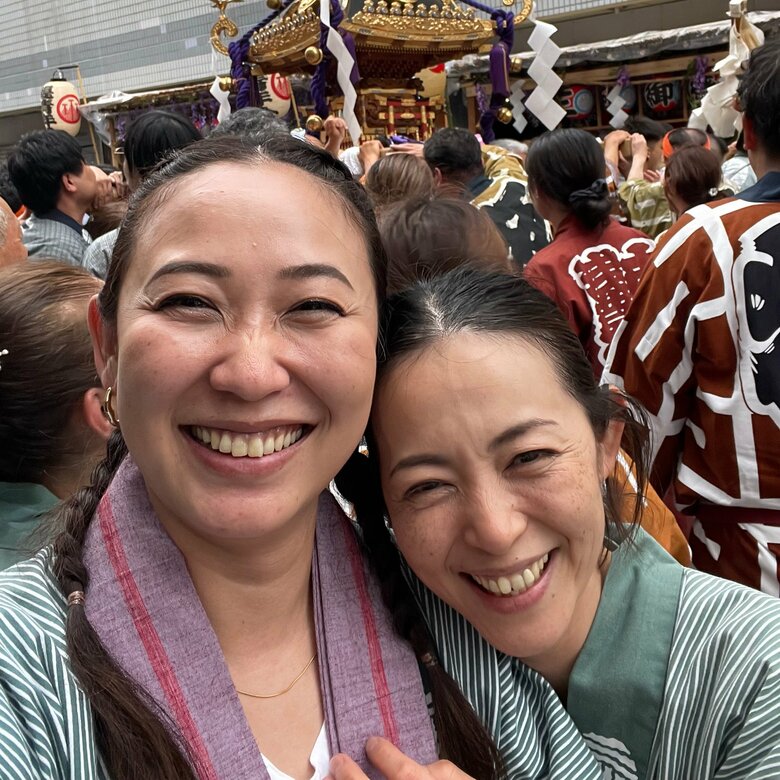 プライベートも一緒のことが多いという岩佐真悠子さんと介護タレントの西田美歩さん