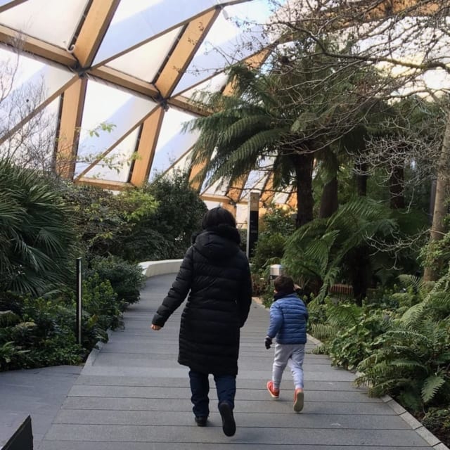 子どもとロンドンの公園を散策するMSGディヴァル理乃さん