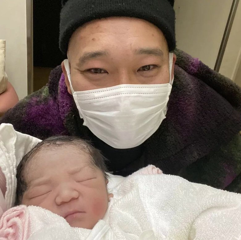 ラッパーの十影さんと生後間もない息子さん