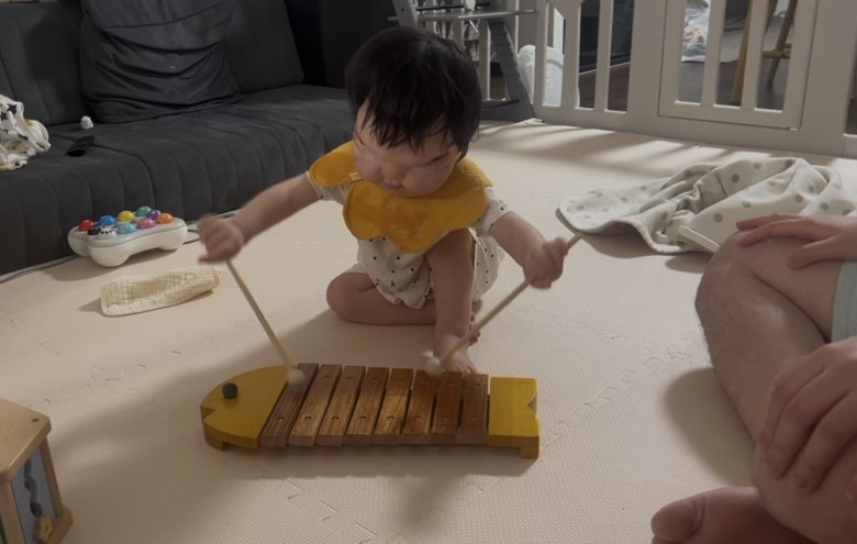 2歳2か月。練習の成果あり、木琴が叩けるように