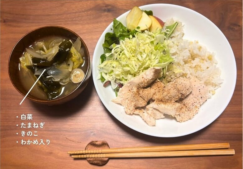 生野菜、メインのおかず、味噌汁、ご飯と夕飯のメニューを定番化した