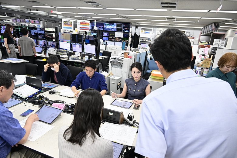 打ち合わせにて、真剣な眼差しの小川彩佳さん