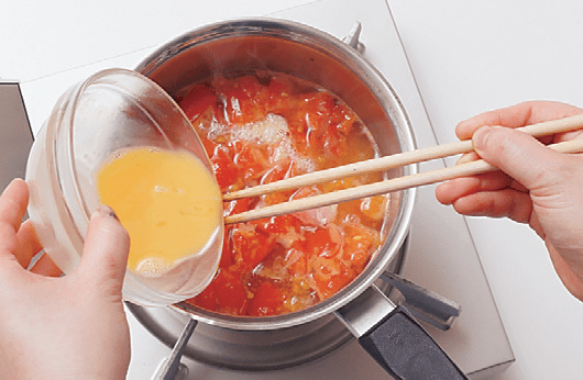 溶き卵を3 回し入れる