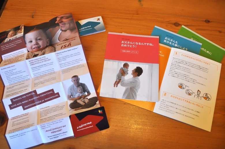 左がフィンランド版、右が日本版のパパカード。「どんなお父さんになりたいですか？」などと語りかける。