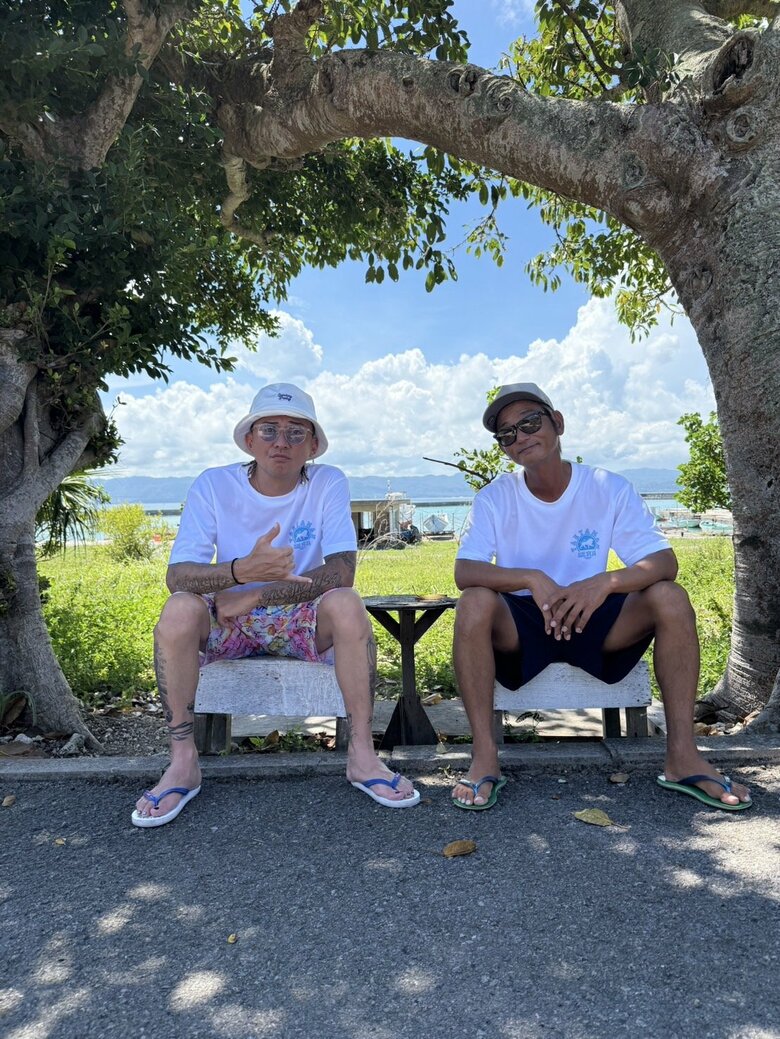 家族ぐるみのつきあいが続いているISSAさんとシュノーケリング後、ランチ休憩で寄った鳩間島にて