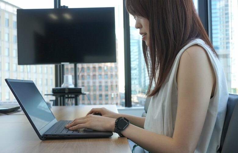 オフィスで仕事をする女性社員