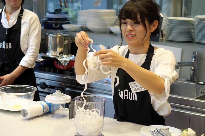▲試食会で実演してくれたのは、レシピ監修をした管理栄養士の高木祐香さん。