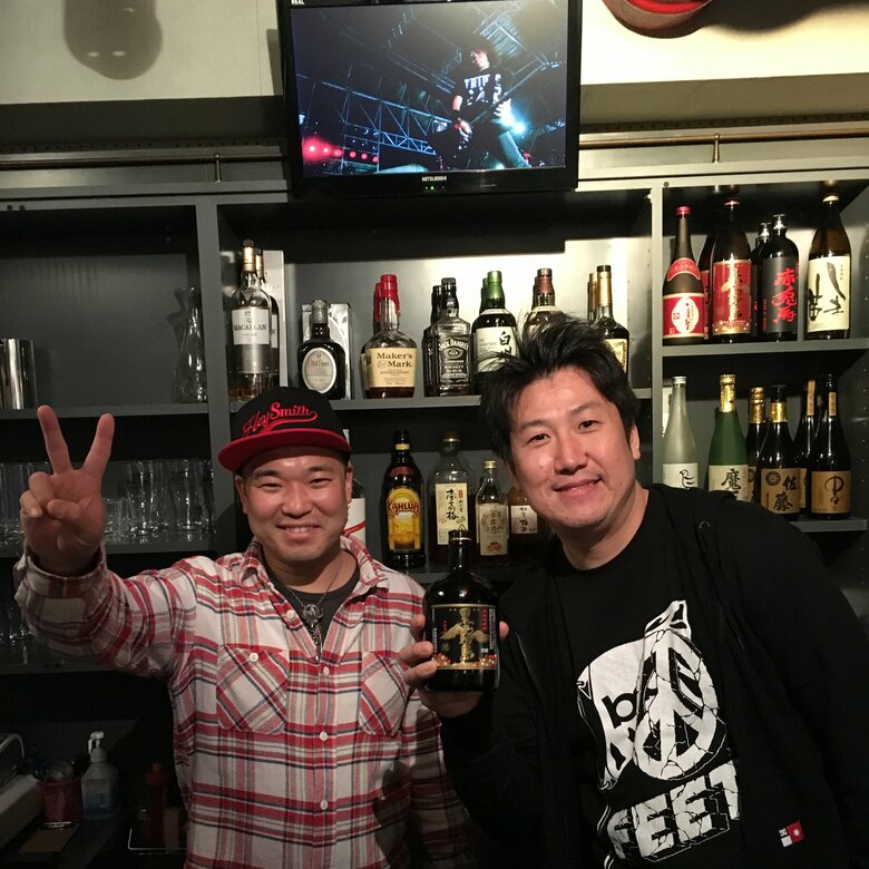 びっしりとお酒が並んだ、クールポコ。がコンビで経営する「せんbar」の様子