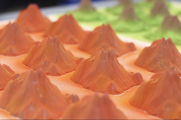 チョコの山脈ができるまで③「由布岳は秋の紅葉をイメージした着色で仕上げ」