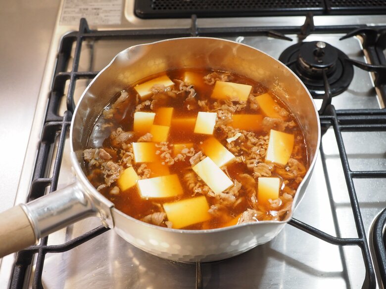 10・薄口しょうゆとみりんを入れ、塩で味を調える。豆腐を加えて温める