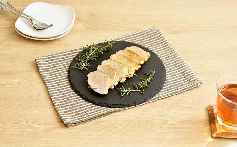 ▲カレー味やブラックペッパー、ガーリックレモンペッパーなど、自家製なら自分好みのサラダチキンが作れる