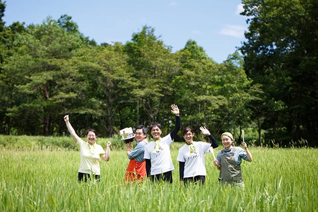 松田さん（写真左）とスタッフ、地元農家の方と一緒に