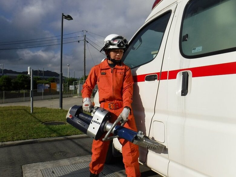 救助隊として働く新宅さんの様子。重い消防道具も男性と同じように使いこなす