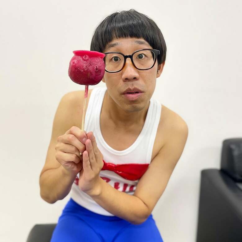 りんご飴とひょっこりポーズ