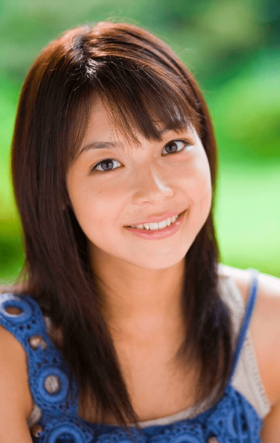 デビュー後、爽やかな笑顔をカメラに向ける相武さん