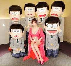 叶美香さん、6つ子のエスコートで華麗に降臨！『えいがのおそ松さん』初日舞台挨拶