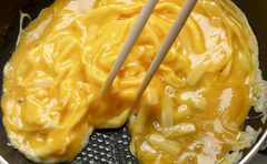 ふわふわの秘密は炭酸水!?あの「たいめいけん」が明かすオムライスの作り方の極意