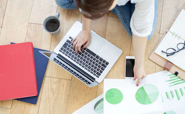 クローゼットにこもって仕事!? 母のテレワークは想像以上に過酷…