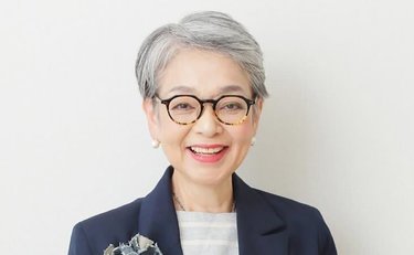 「黒は着ない」「ブルージーンズは履かない」着こなしが人気の68歳女性「10年続けたマイルール」