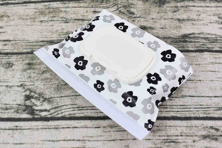 セリアのおすすめ「ウェットシートケース（北欧花柄）」の使用中画像3