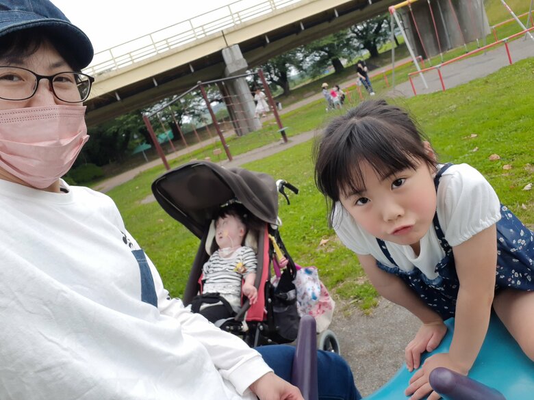 家族で公園で過ごす