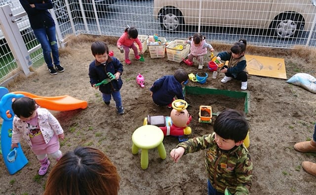 2018年ごろ、子育てひろばスマイルの庭で遊ぶ子どもたち