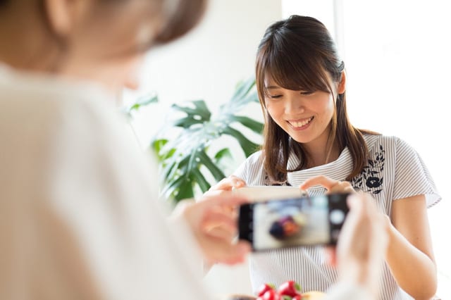 スイーツを撮影する女性／PIXTA