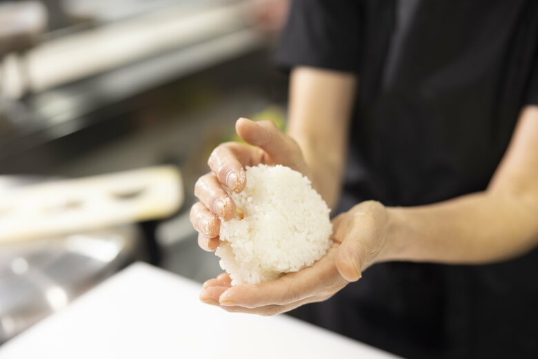13／塩のついた手で、最大3回おにぎりをふわっと優しくにぎる