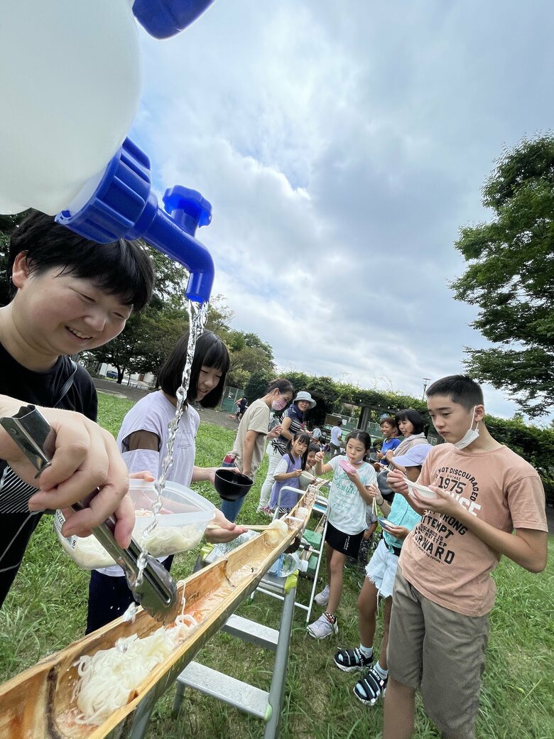 流しそうめんの様子。大人がまず楽しむ