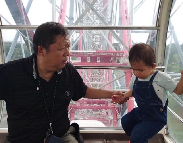 観覧車を親子で楽しむ様子