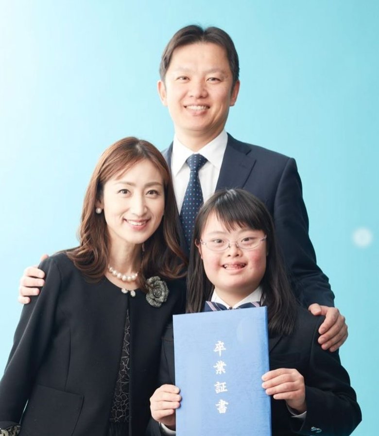 2024年3月に中学卒業　左から真奈見さん、夫、娘さん