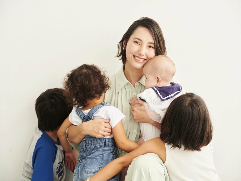 0歳、4歳、6歳の3姉妹と長男8歳の4人きょうだいとにぎやかな加藤家